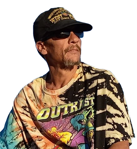 HOMME AVEC CASQUETTE LUNETTES T SHIRT HEADER FRIPERIE VINTAGE L INTREPIDE masque