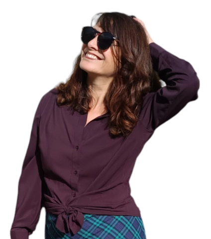 FEMME SOURIANTE CHEMISIER VIOLET LUNETTES DE SOLEIL HEADER FRIPERIE VINTAGE L INTREPIDE
